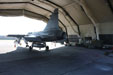 JAS-39 v přístřešku se zdrojem DH 2605