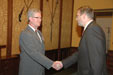 Velvyslanec Petr Voznica přijímá gratulaci od náměstka ministra obrany Jana Fulíka
