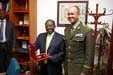 Generál Prokš věnoval na závěr jednání generálu Muhire pamětní plaketu