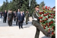 Ministr Barták při kladení věnce k monumentu Ázerbajdžánu