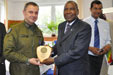 Velitel vzdušných sil AČR generál Jiří Verner si s ministrem obrany Mali Natié Pleou vyměnili plakety