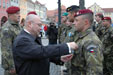 Jednoho z vojáků 3. kontingentu dekoruje medailí ministr Martin Barták