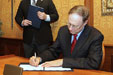 Náměstek ministra obrany USA Alexander Vershbow podepisuje dohodu