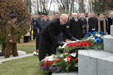 Smuteční věnec místopředsedy vlády a ministra obrany položil k pomníku náměstek Tomáš Perutka