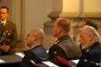 Ministr Barták a generál Prokš sledují bohoslužbu 2