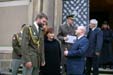 Ministr Barták hovoří po mši s kaplanem Kozlerem