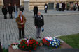 Kytice květů k památníku dali také příbuzní důstojníků, kteří byli popraveni nacisty v době 2. sv. války