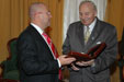 Předání dárku a gratulace ministra Martina Bartáka k blížícímu se životnímu jubileu Vladimíru Lopaťukovi (vpravo)
