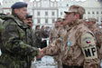 Příslušníkovi Vojenské policie blahopřejí generál Picek a plukovník Neubauer