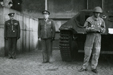 Foto z roku 1947. Uprostřed divizní generál O. Španiel. Velitel VHÚ přebírá tank, který bojoval během povstání v Praze