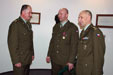 V rozhovoru s nadřízenými: vlevo velitel útvaru pplk. Surko a velitel 14. brigády logistické podpory z Pardubic plukovník Josef Burkoň (vpravo)